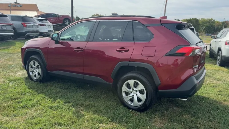 2021 Toyota RAV4 LE, photo 4