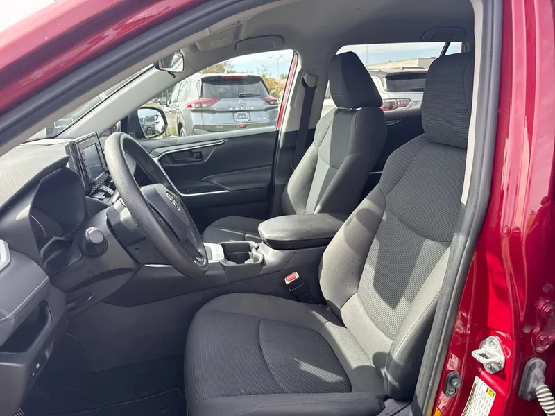 2021 Toyota RAV4 LE, photo 21