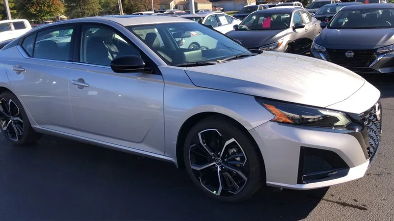 2025 Nissan Altima SR, photo 2