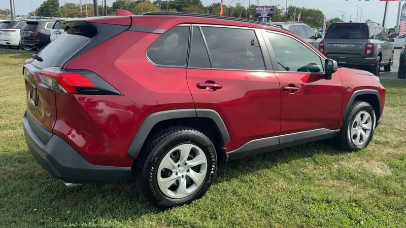 2021 Toyota RAV4 LE, photo 7