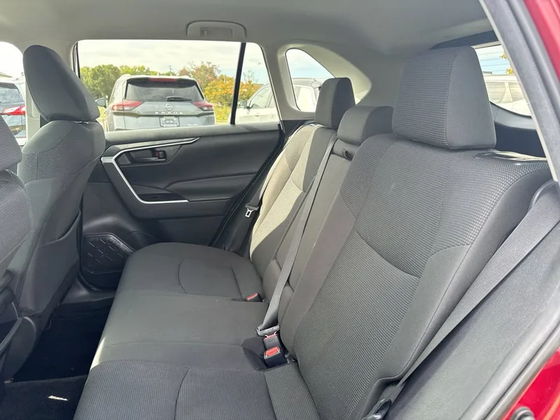 2021 Toyota RAV4 LE, photo 19