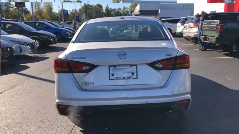 2025 Nissan Altima SR, photo 7