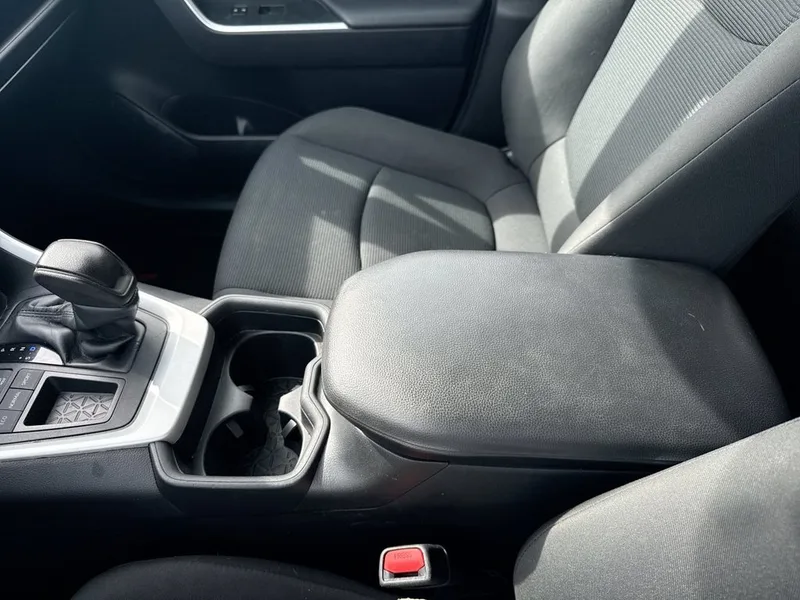 2021 Toyota RAV4 LE, photo 25