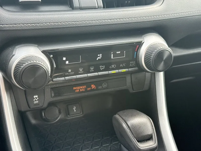 2021 Toyota RAV4 LE, photo 29