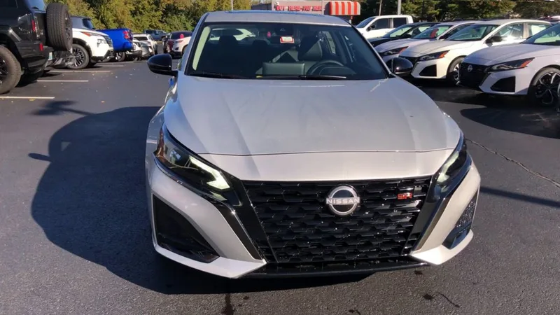 2025 Nissan Altima SR, photo 3