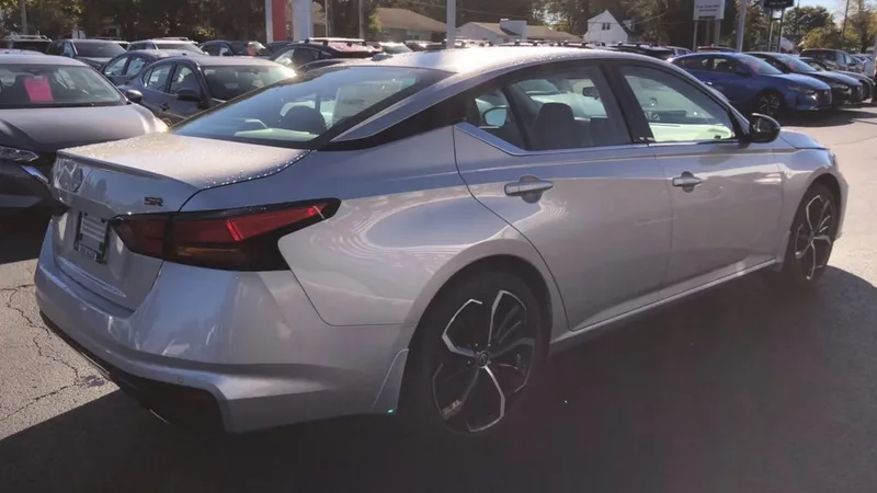 2025 Nissan Altima SR, photo 8